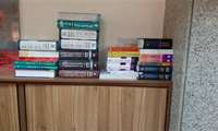 تحویل بخشی از كتب تازه خریداری شده. بیمارستان شهید رجایی. اسفند ۹۹